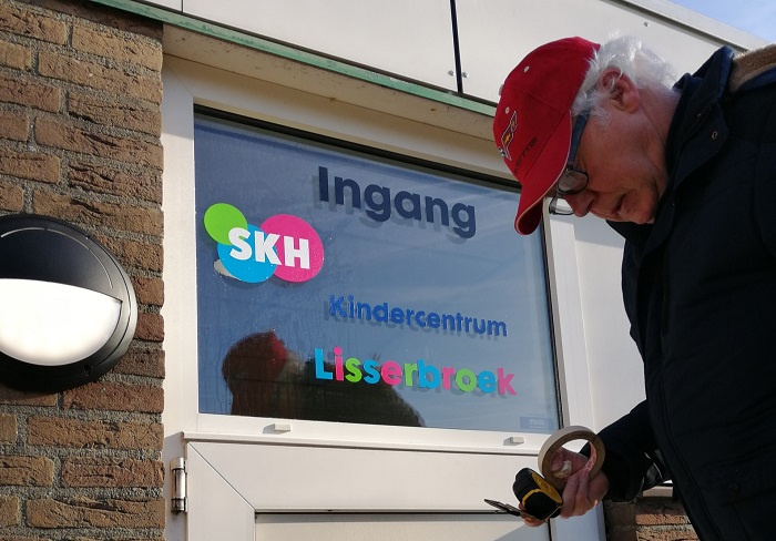 De vernieuwd naam wordt aangebracht voor SKH-kindercentrum Lisserbroek